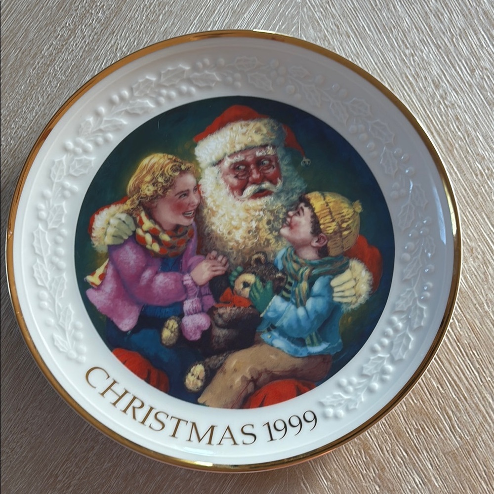 Avon 1999 Christmas Plate with Gold Trim